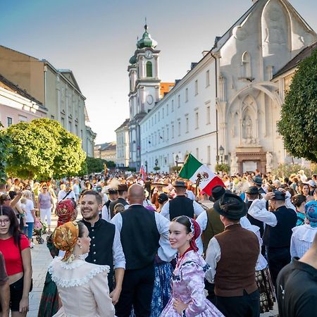 Korona Apartman Székesfehérvár Екстериор снимка