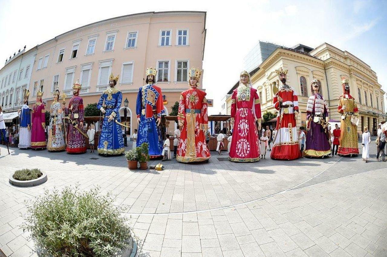 Korona Apartman Székesfehérvár Екстериор снимка