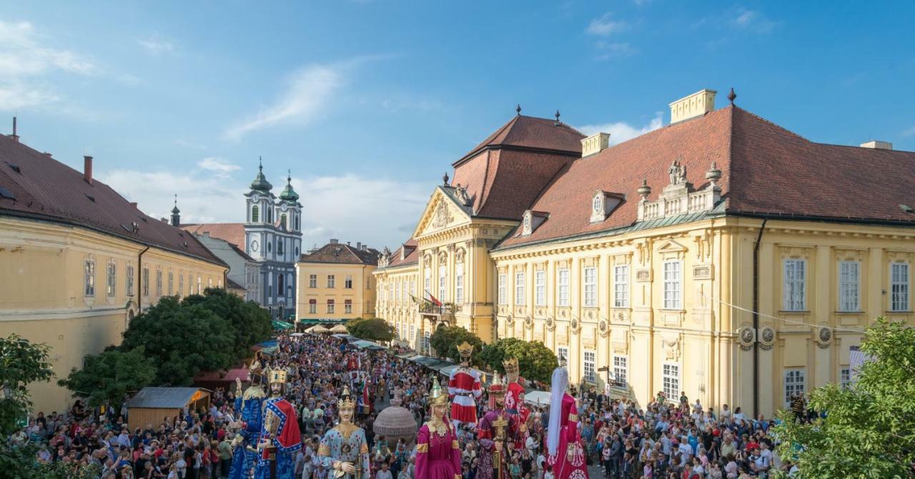 Korona Apartman Székesfehérvár Екстериор снимка